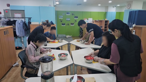수박 자르기 단체.JPG