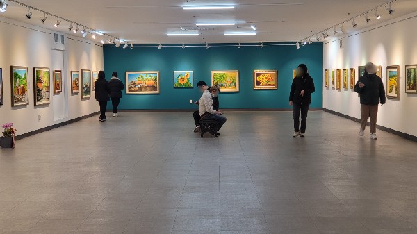이용인 관람하는 모습.jpg
