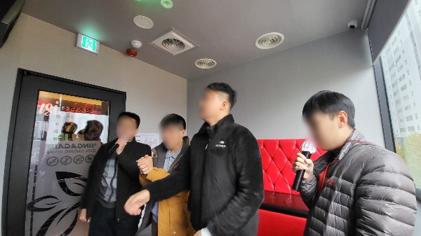 이용인이 노래방에서 노래를 부르고 춤도 추며 스트레스를 푸는 모습.jpg