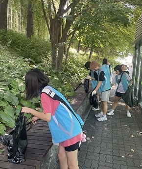 청소년들이 환경정화를 하고 있는 모습.jpg