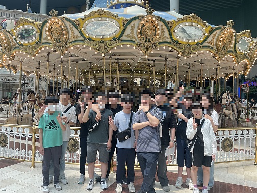 롯데월드 회전목마앞에서 찍은 단체사진입니다..jpg