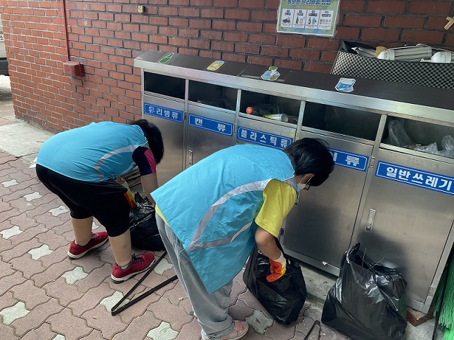 분리수거를 하는 사진.jpg