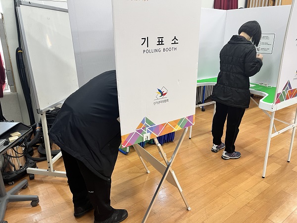 실제 투표 상황을 재연하여 체험하고 있는 사진입니다..jpg