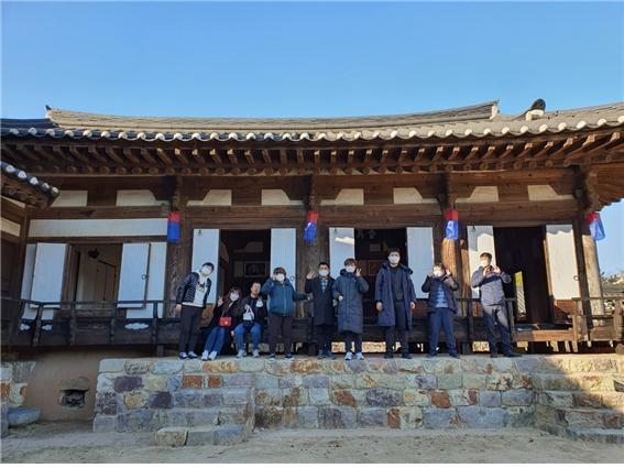 gathering2.jpg