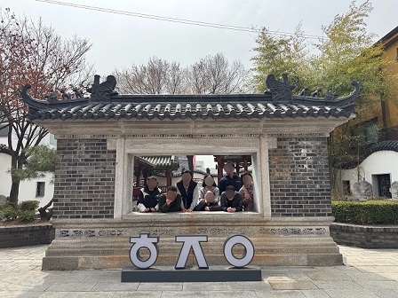 한중원의 담장을 배경으로 찍은 발달장애인 취업자들 사진.jpg