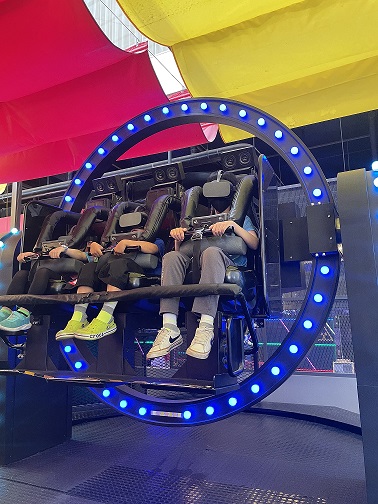 토토즐 3회기 놀이파크에서 vr 체험하는 사진.jpg