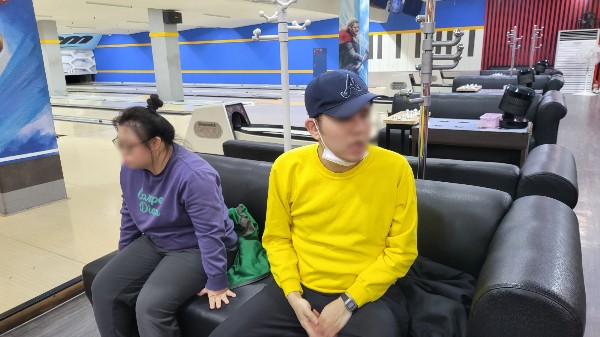 이용인들이 자신의 차례를 기다리며 쇼파에 앉아서 쉬는 모습.jpg