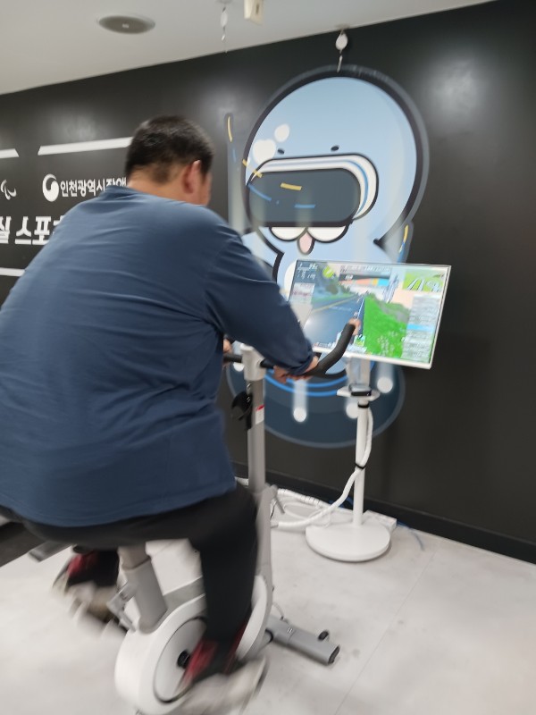 이용인이 가상현실 싸이클링을 체험하는 모습.jpg