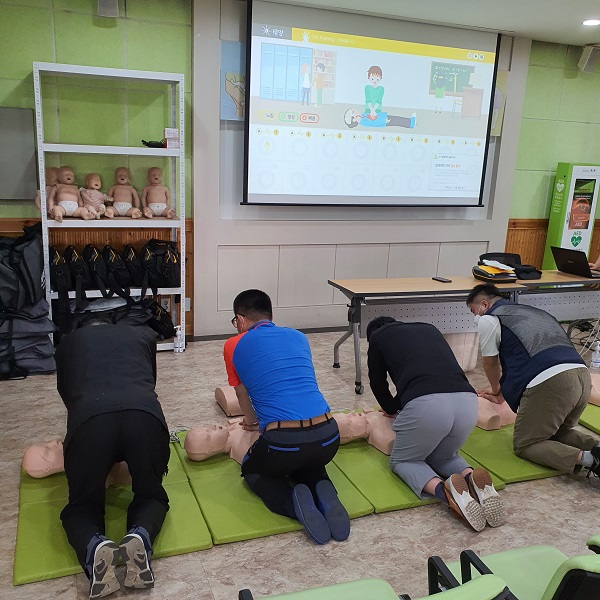 마네킹으로심폐소생술체험을하는모습.jpg