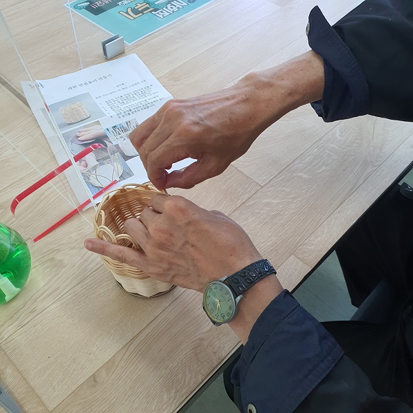 라탄바구니위쪽을구부려모양을만들어완성하는모습.jpg