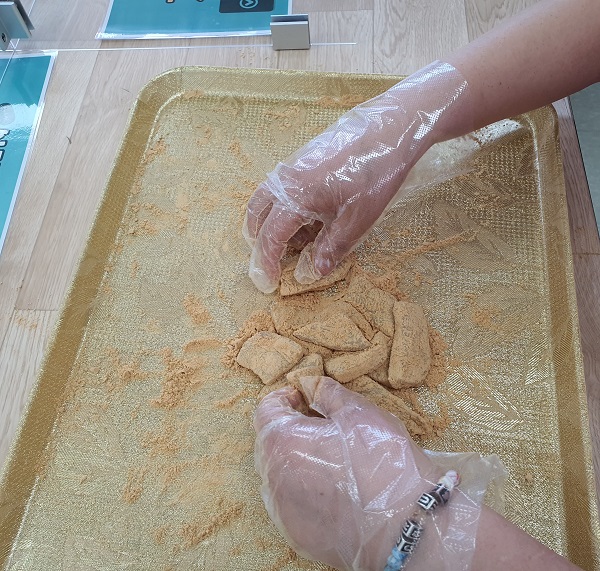 인절미를잘라콩가루버무리는사진.jpg