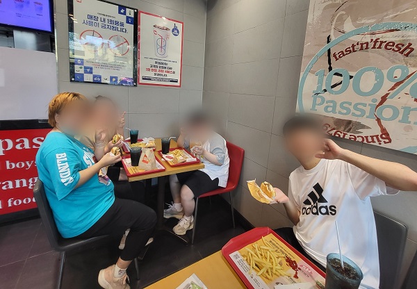패스트푸드점 햄버거 취식.jpg