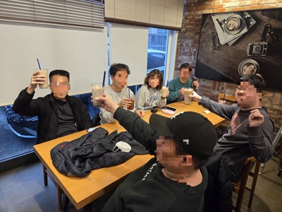 다같이 모여서 먹는.jpg