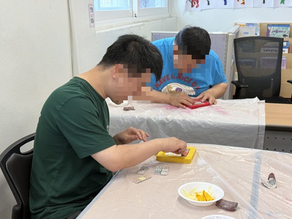 [늘푸른동산] 공예활동 '데코타일 냄비받침 만들기'
