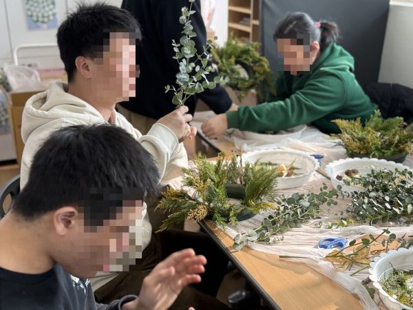 [늘푸른동산] 1월 원예활동 '생화 리스 만들기'