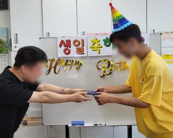 16 19생파2_censored.jpg