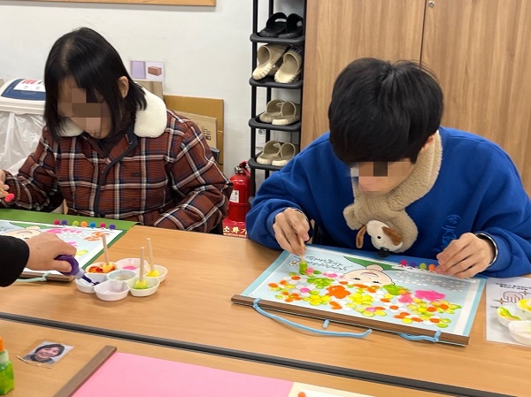 [늘푸른동산] 공예활동 '우드행잉 달력 만들기'